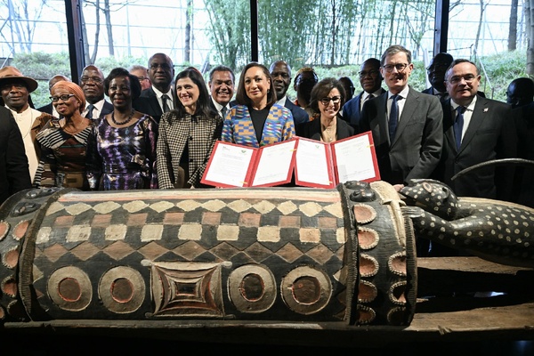 Djidji Ayôkwé, la France restitue officiellement le tambour parleur à la Côte d'Ivoire © Crédit photo DR