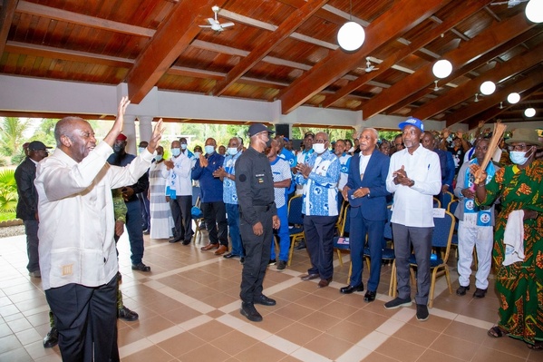 Gbagbo aux planteurs de cacao de la Nawa depuis Mama : "On donne des papiers au lieu de l'argent", des images Gbagbo aux planteurs de cacao de la Nawa depuis Mama : "On donne des papiers au lieu de l'argent", des images