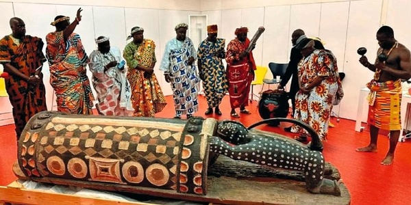 Arrivée du tambour sacré Djidji Ayôkwé à Abidjan ce vendredi après 110 ans en France © Crédit photo DR