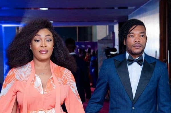 Serey Dié demande Josey en mariage à l'aéroport d'Abidjan © Crédit photo DR