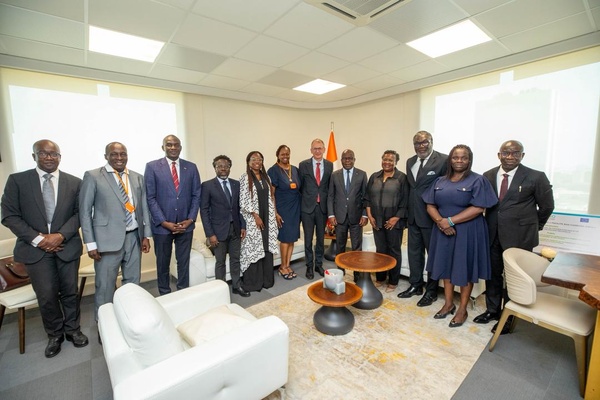 AstraZeneca présente le projet "Cancer Care Africa" au ministre Dimba © Crédit photo DR AstraZeneca présente le projet "Cancer Care Africa" au ministre Dimba © Crédit photo DR