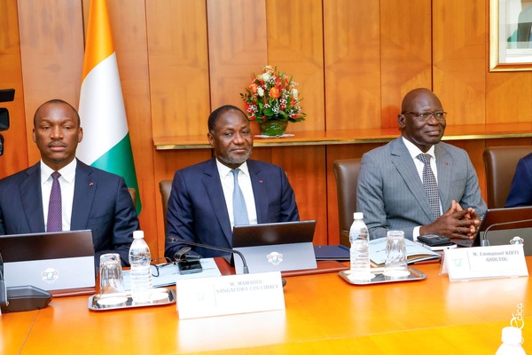 Droit du travail en Côte d'Ivoire, onze décrets adoptés © Crédit photo Gouvernement - Yessouan.ci Droit du travail en Côte d'Ivoire, onze décrets adoptés © Crédit photo Gouvernement - Yessouan.ci