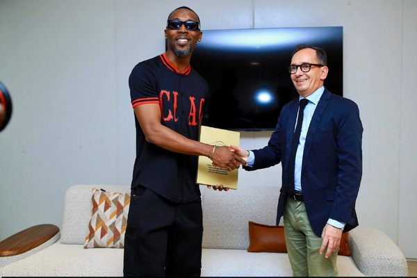 Serge Beynaud primé par le Parc des Expositions d'Abidjan © Crédit photo DR - Yessouan.ci Serge Beynaud primé par le Parc des Expositions d'Abidjan © Crédit photo DR - Yessouan.ci