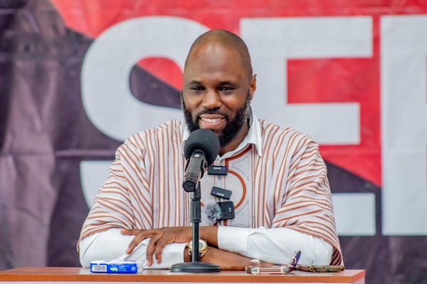 Kémi Séba, l'audience du 20 avril renvoyée au 29 en Afrique du Sud © Crédit photo DR - Yessouan.ci Kémi Séba, l'audience du 20 avril renvoyée au 29 en Afrique du Sud © Crédit photo DR - Yessouan.ci