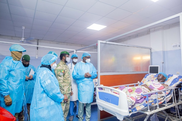 Mali, Assimi Goïta auprès des blessés après les attaques du 25 avril © Crédit photo Présidence du Mali - Yessouan.ci