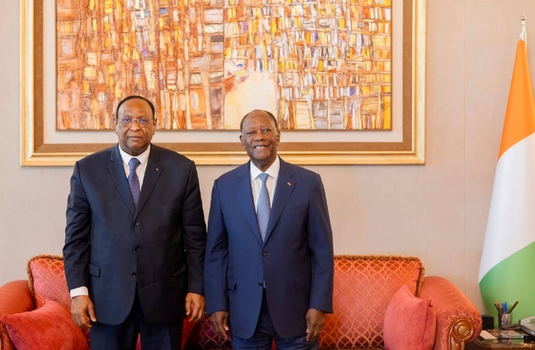 Ouattara reçoit le médiateur CEDEAO-AES Lansana Kouyaté © Crédit photo DR - Yessouan.ci Ouattara reçoit le médiateur CEDEAO-AES Lansana Kouyaté © Crédit photo DR - Yessouan.ci