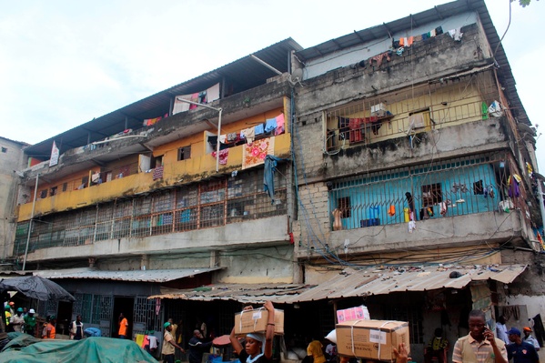 Risque d'effondrement, un immeuble R+3 évacué en urgence au quartier Forum d'Abidjan © Crédit photo DR