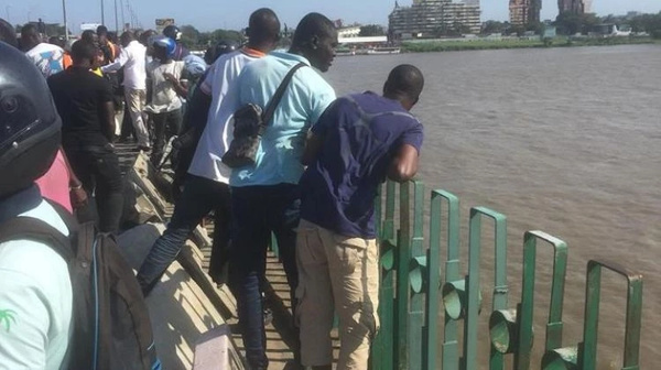 Tentative de suicide sur le Pont HKB : un homme secouru par les sapeurs-pompiers © Crédit photo DR Tentative de suicide sur le Pont HKB : un homme secouru par les sapeurs-pompiers © Crédit photo DR