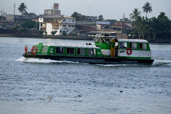 Transport lagunaire à Abidjan