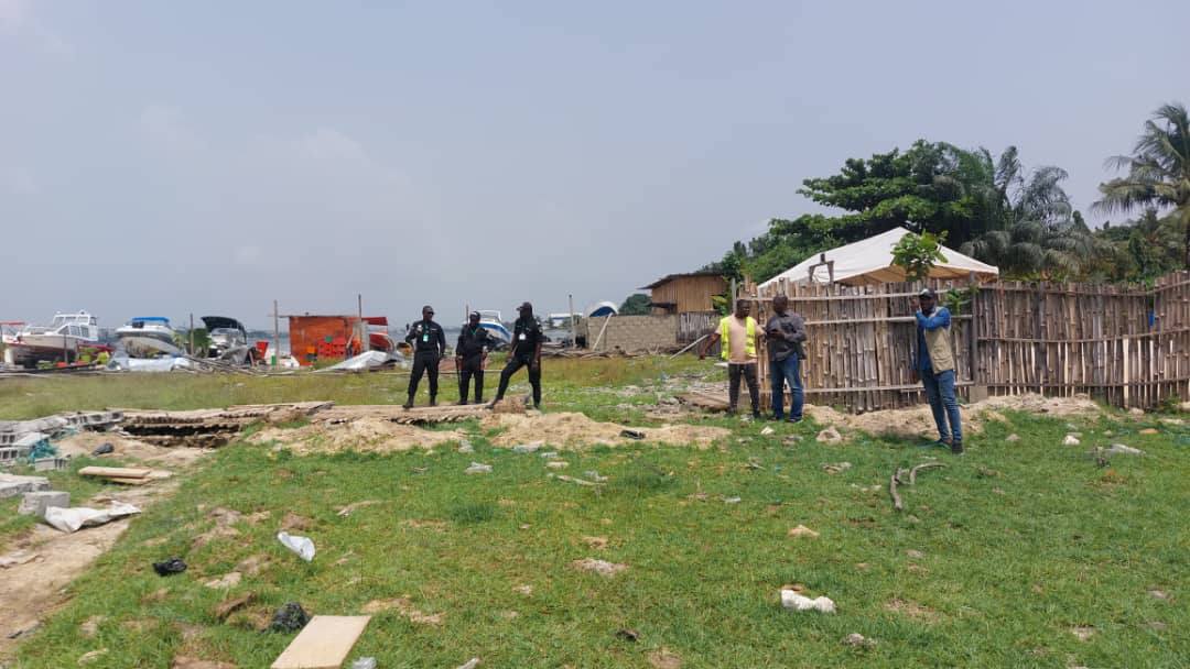 Démolition d'une clôture détruite sans Permis de Construire à Koumassi par le ministère Démolition d'une clôture détruite sans Permis de Construire à Koumassi par le ministère