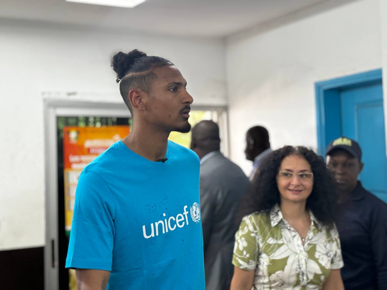 Sébastien Haller au chevet des nouveau-nés du CHU de Treichville © Crédit photo DR Sébastien Haller au chevet des nouveau-nés du CHU de Treichville © Crédit photo DR
