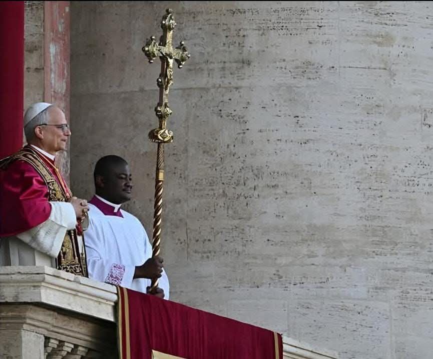 Nouveau Pape : Qui est le Père Bouablé, ce prêtre ivoirien qui a tenu la Croix à l'intronisation du Pape Léon XIV ? © Crédit photo DR