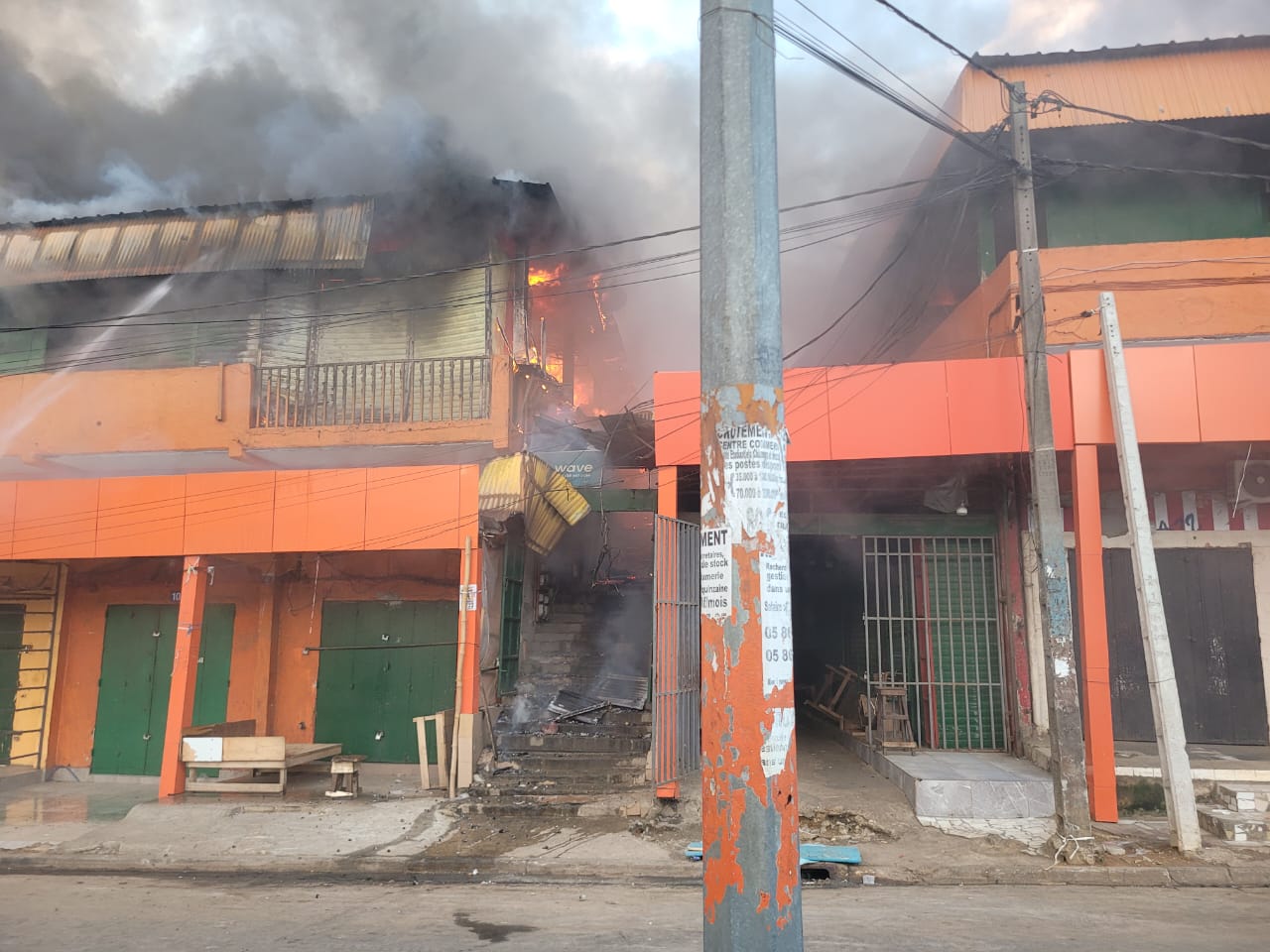 Incendie de magasin à Adjamé Nangui Abrogoua près de la Grande Mosquée ce 15 mai © Crédit photo DR
