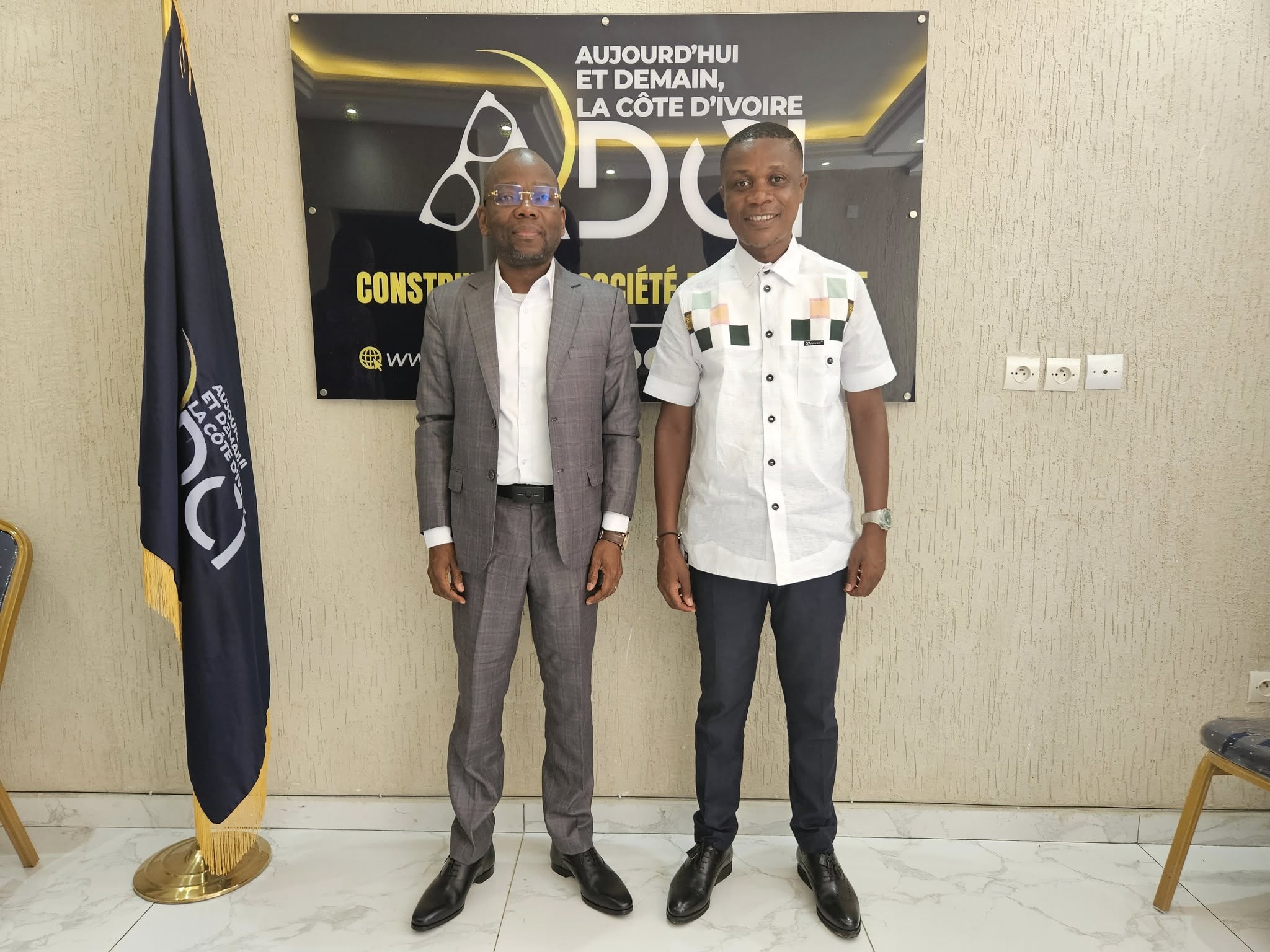 Assalé Tiémoko rencontre Ghislain Dugarry Assi, enseignant syndicaliste  © Crédit photo DR Assalé Tiémoko rencontre Ghislain Dugarry Assi, enseignant syndicaliste  © Crédit photo DR