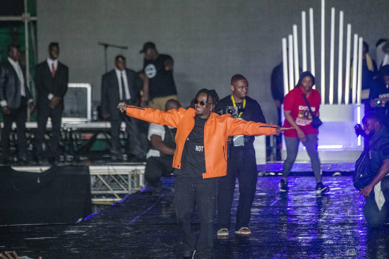 Le ministre Amadou Koné félicite DIDI-B pour un concert à Bouaké © Crédit photo DR