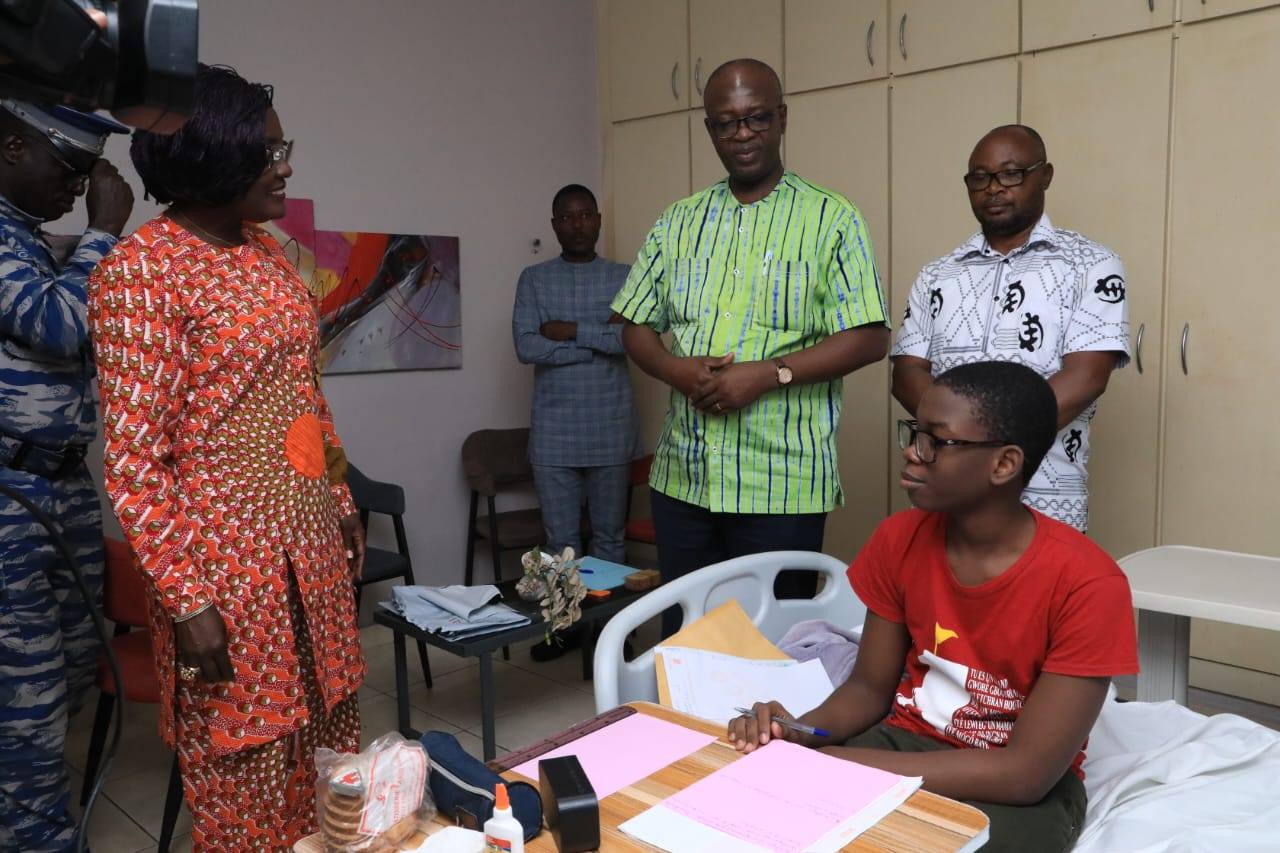 Abidjan : Karama, malgré sa maladie rare, passe son BAC 2025 dans une clinique © Crédit photo DR