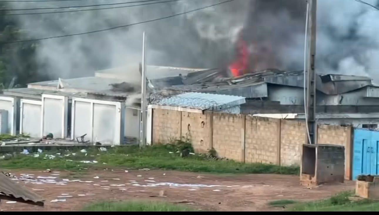 Présidentielle 2025 : le siège de la CEI de Yamoussoukro incendié par manifestants © Crédit photo DR