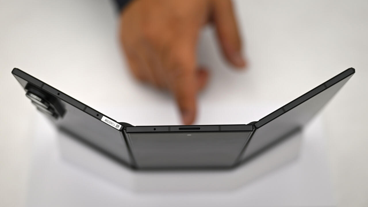 Samsung dévoile son "Galaxy Z TriFold" son téléphone pliable en trois à 2.443 dollars © Crédit photo DR