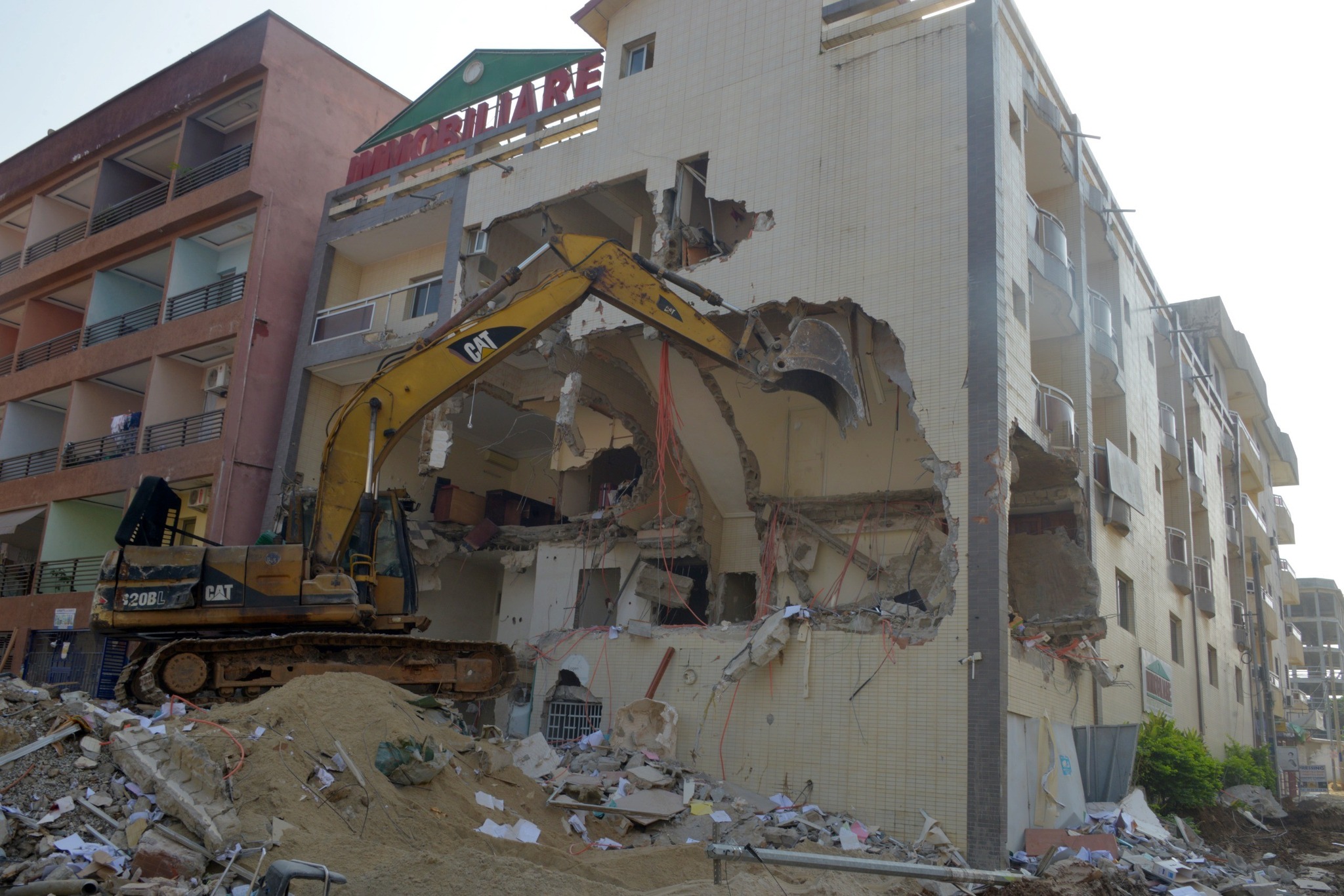 Démolition d'un immeuble R+2 à Riviera Faya © Crédit photo DR