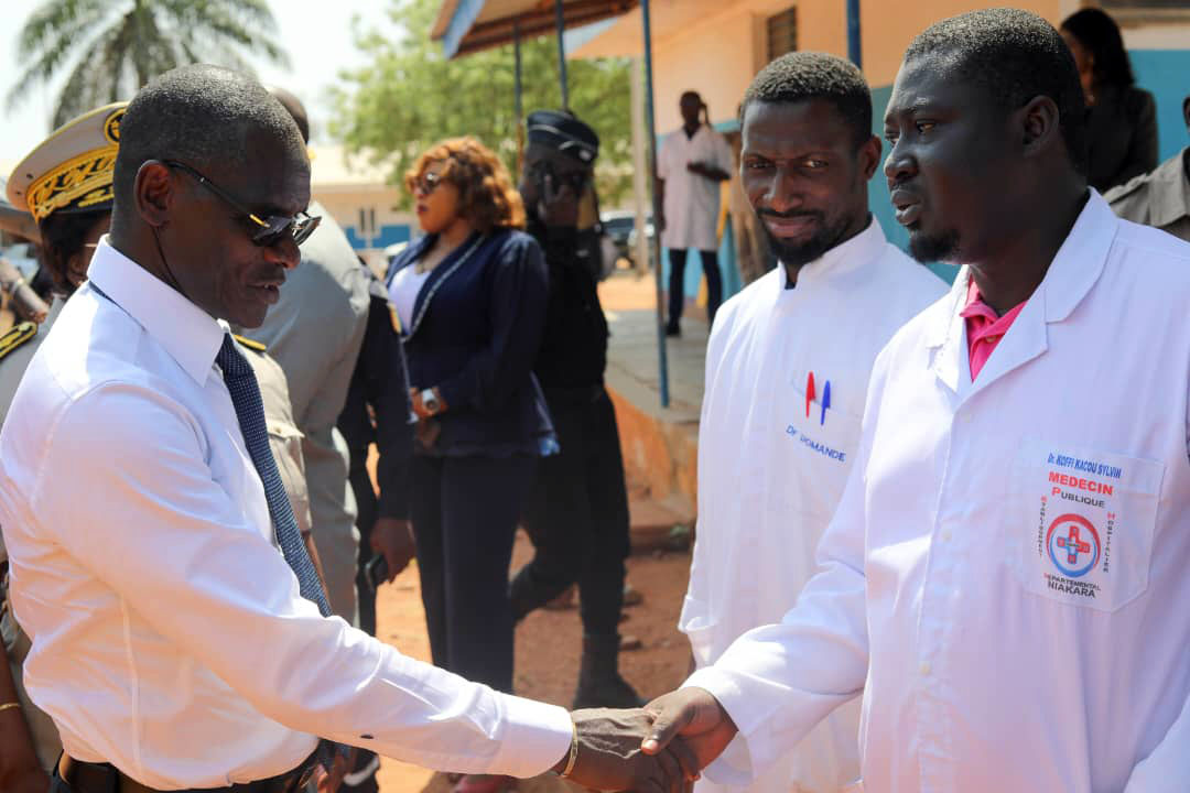 e ministre Vagondo Diomandé a visité le vendredi 26 décembre 2025 les 13 policiers de Katiola blessés dans un accident  © Crédit photo DR