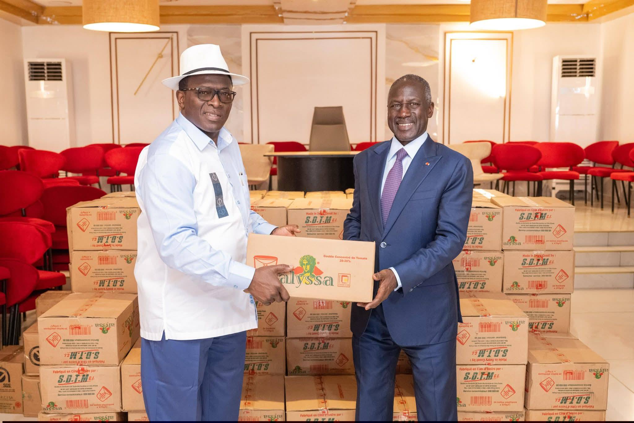 Alassane Ouattara offre des kits alimentaires aux habitants de Yopougon © Crédit photo DR