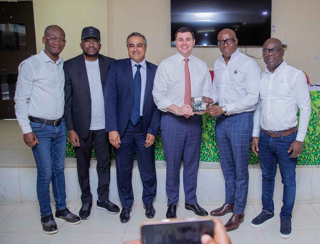 Magic System reçoit des diplomates américains à Anoumabo © Crédit photo DR