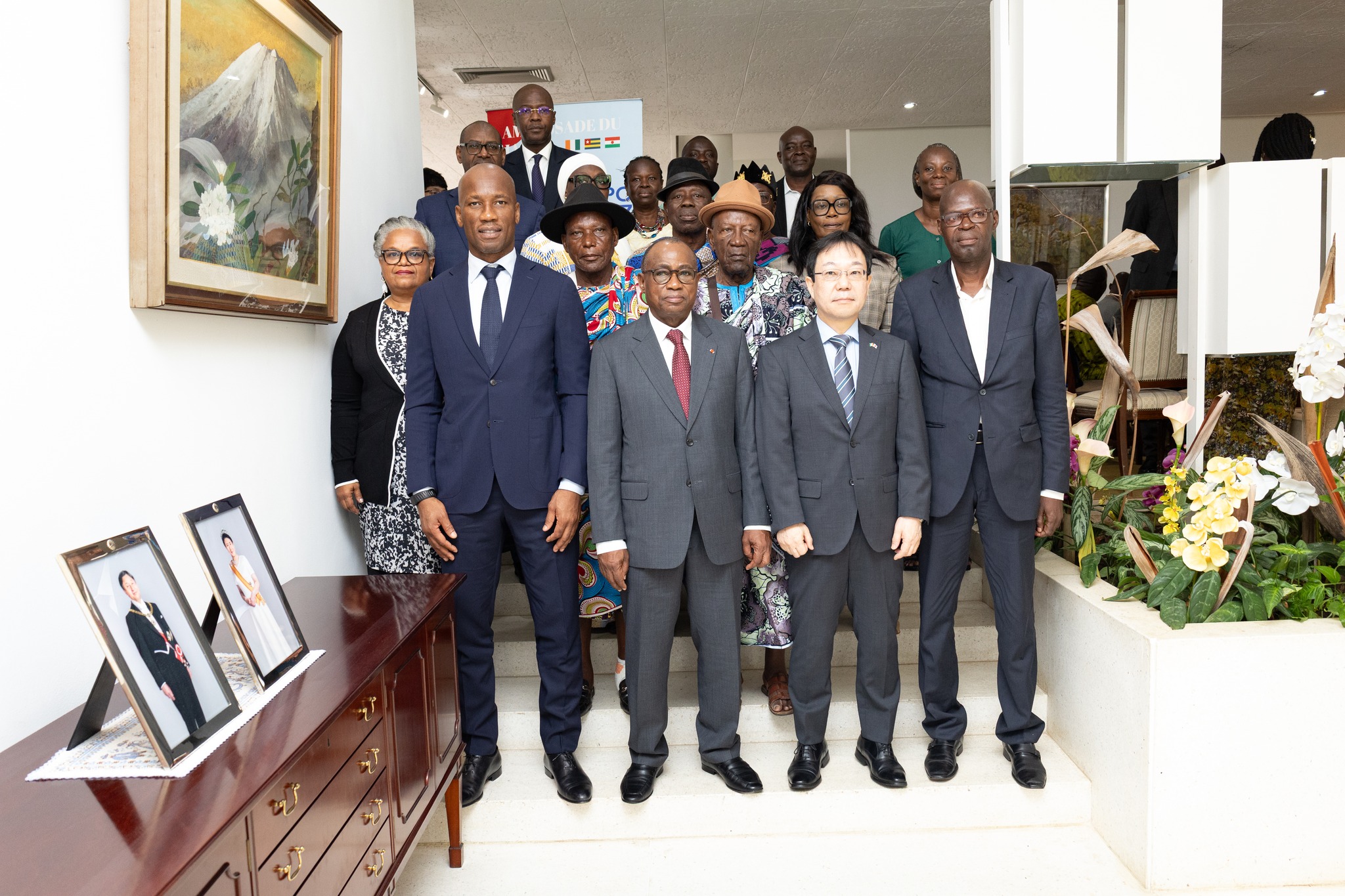 Le Ministre N'Guessan Koffi et la Fondation Didier Drogba signent le contrat d'aménagement du Lycée Moderne de Guibéroua © Crédit photo DR