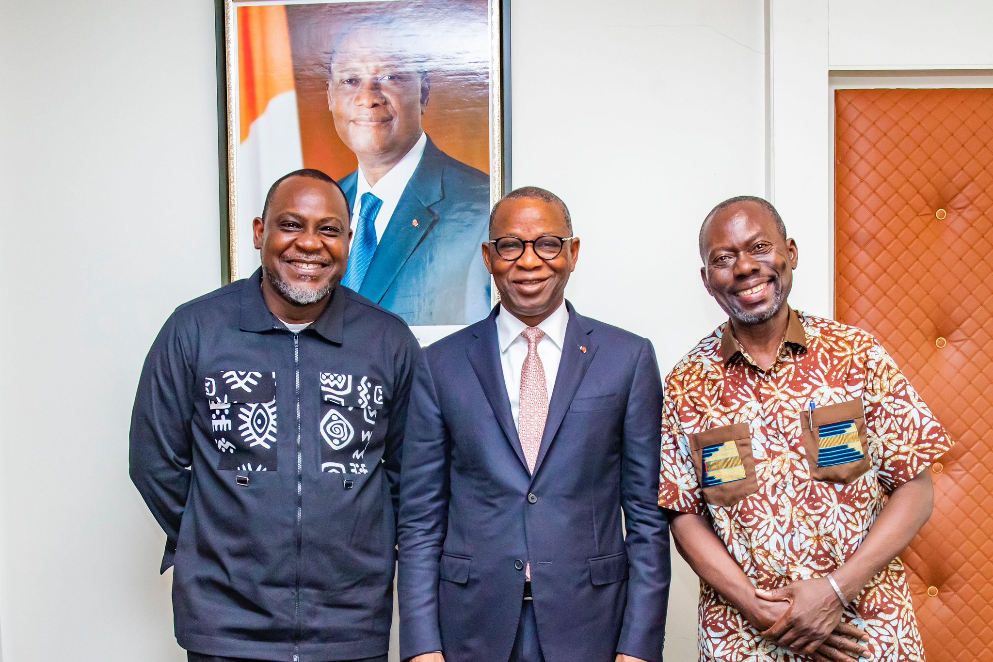 Fortuné Akakpo de la série Les Nounous reçu par le ministre Adama Kamara  © Crédit photo DR