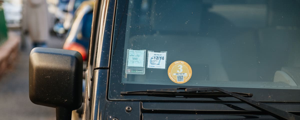 En Côte d'Ivoire, la vignette de contrôle technique redevient obligatoire sur les pare-brises dès le 1er juillet 2026 © Crédit photo DR