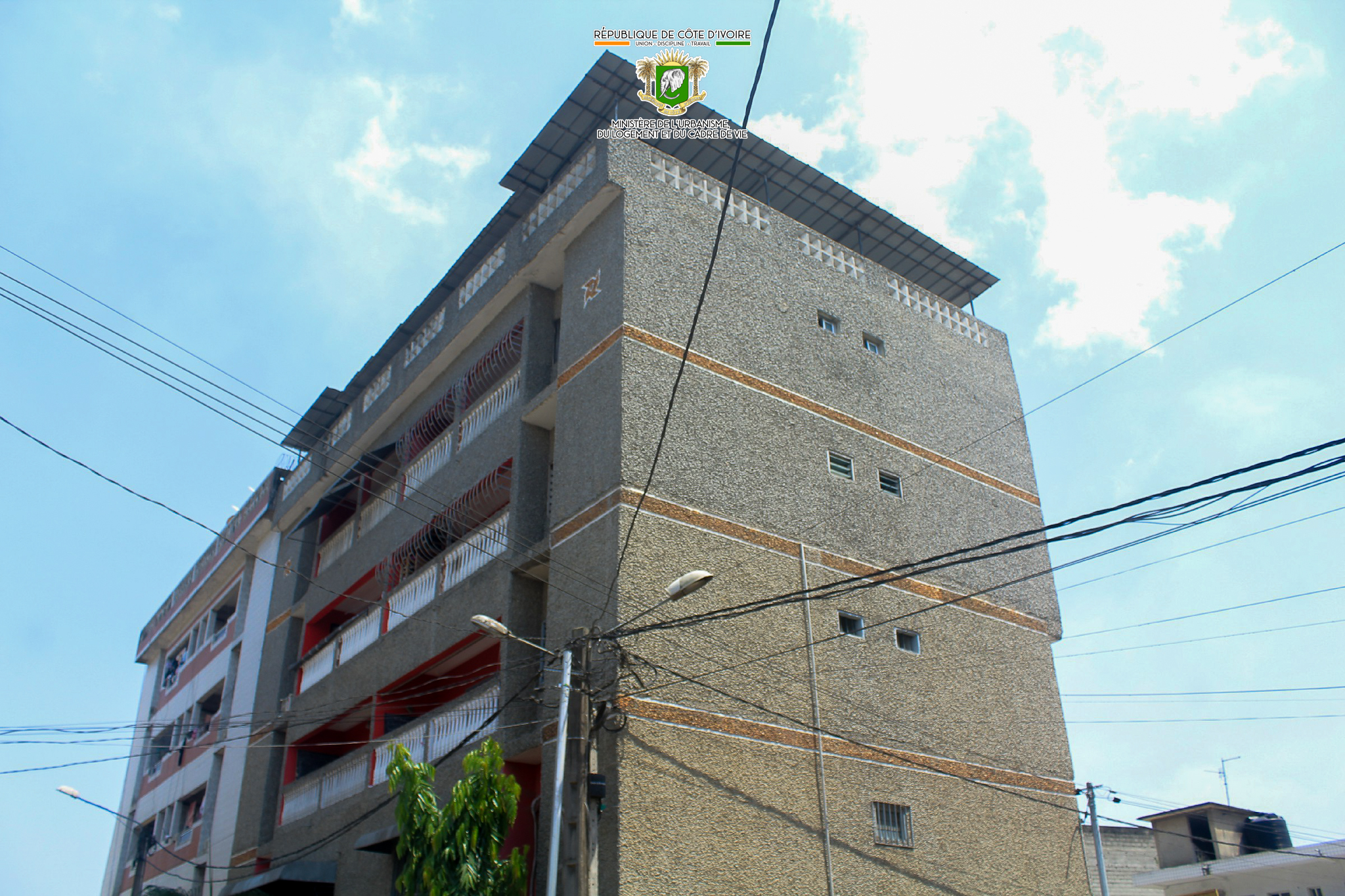 Effondrement partiel d'une dalle d'un immeuble R+4 à Yopougon Sideci © Crédit photo DR