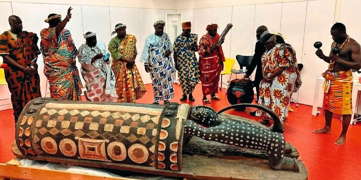 Arrivée du tambour sacré Djidji Ayôkwé à Abidjan ce vendredi après 110 ans en France © Crédit photo DR