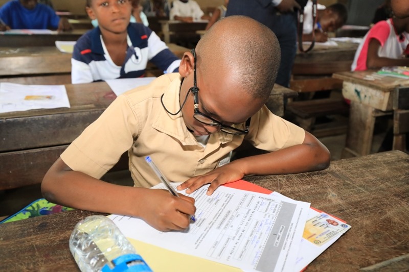 Un candidat lors de l'examen du CEPE en 2019. (Crédit photo d'illustration Facebook ministère de l'éducation nationale)