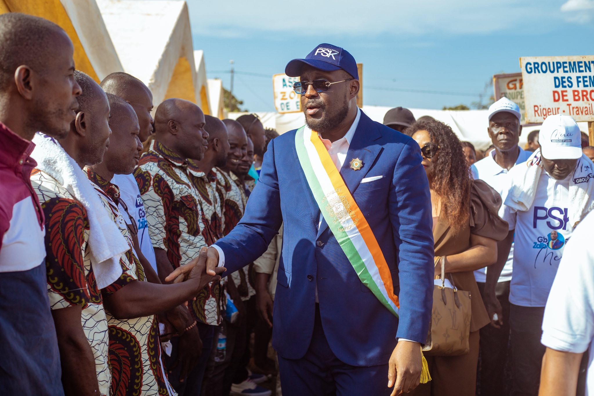 Gboguhé  Stéphane Kipré cède sa prime de 10 millions FCFA aux populations (Crédit photo : Facebook Stéphane Kipré)