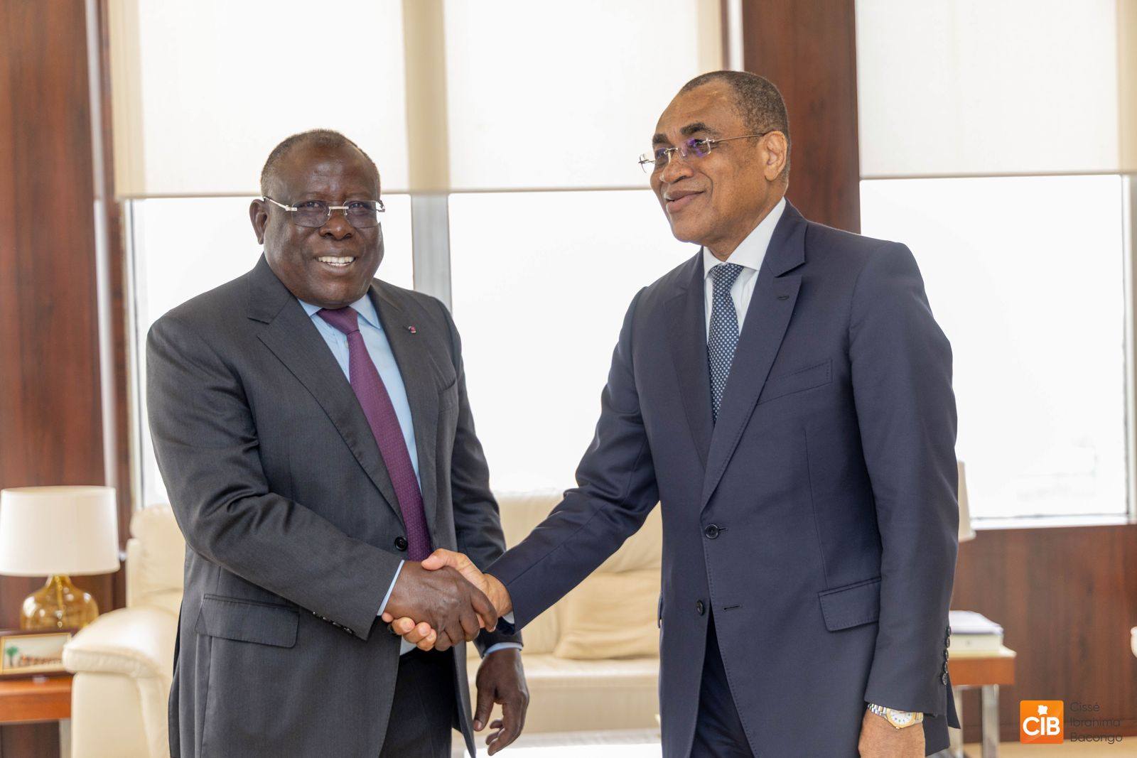 Cissé Bacongo échange avec Adama Coulibaly © Crédit photo DR