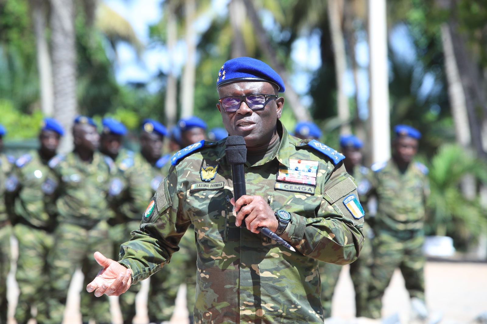 Le général Lassina Doumbia inspecte les unités militaires de San Pedro © Crédit photo FACI - Yessouan.ci