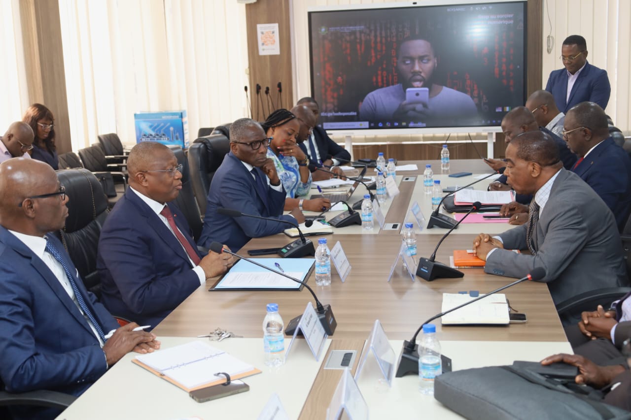 Crise à l'UNJCI, le ministre Amadou Coulibaly reçoit le comité du 12e Congrès © Crédit photo Ministère de la Communication - Yessouan.ci