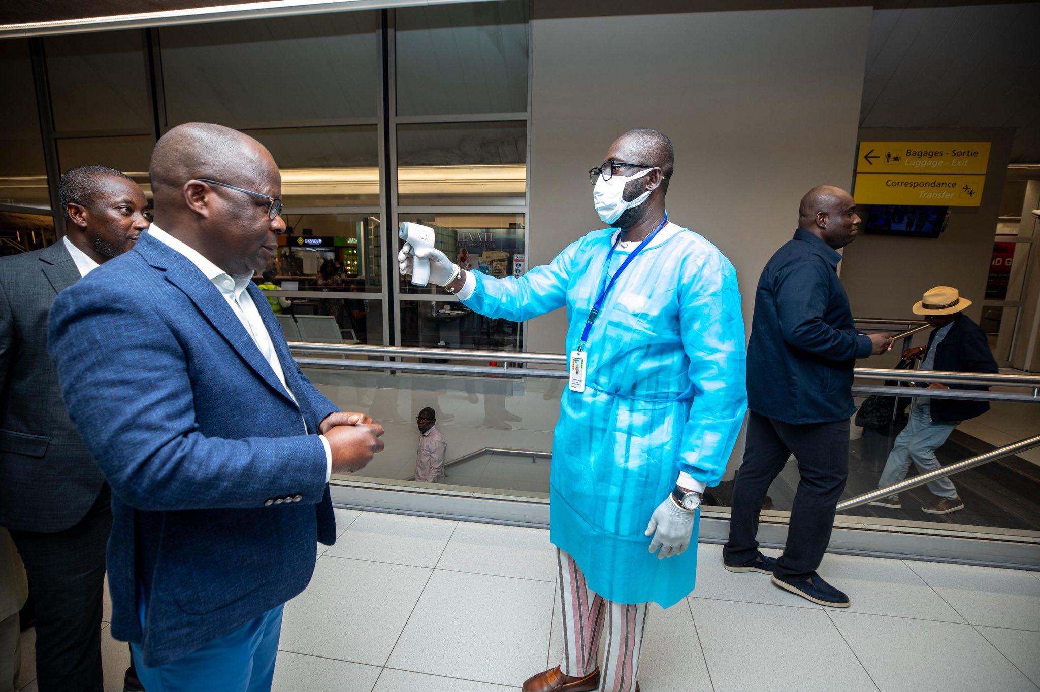 Ebola - Pierre N'Gou teste le dispositif à l'aéroport © Crédit photo DR