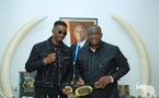 Samo Samo présente sa ceinture de champion AML au ministre Adjoumani
