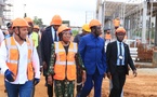 Kandia Camara inspecte le chantier de la station d'entretien du métro d'Abidjan à Abobo
