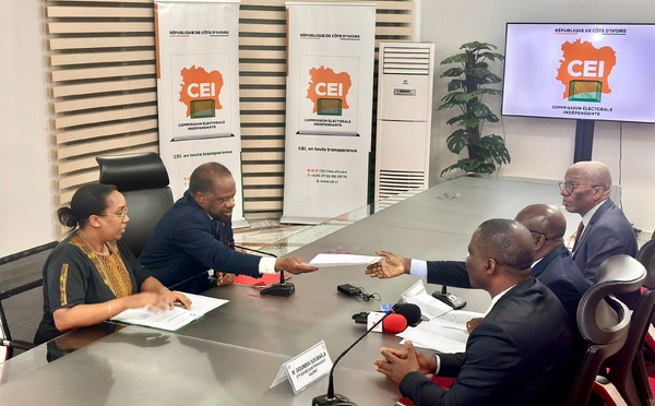 Dano Djédjé dépose la candidature de Laurent Gbagbo pour la présidentielle à la CEI © Crédit photo DR