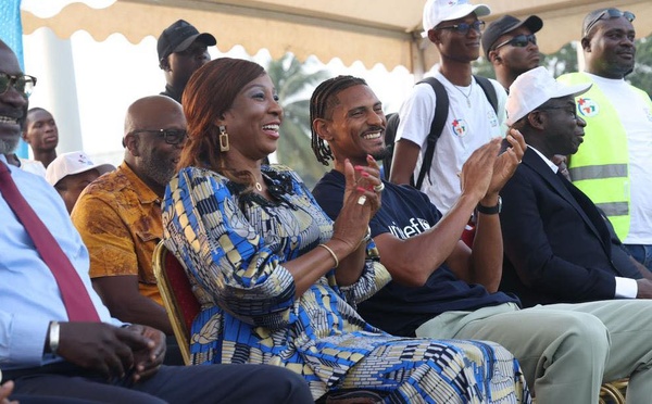 À Abobo, Kandia Camara et Sébastien Haller mobilisent contre le paludisme © Crédit photo DR