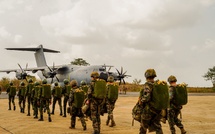 Exercice militaire conjoint entre les parachutistes de Côte d'Ivoire et de France
