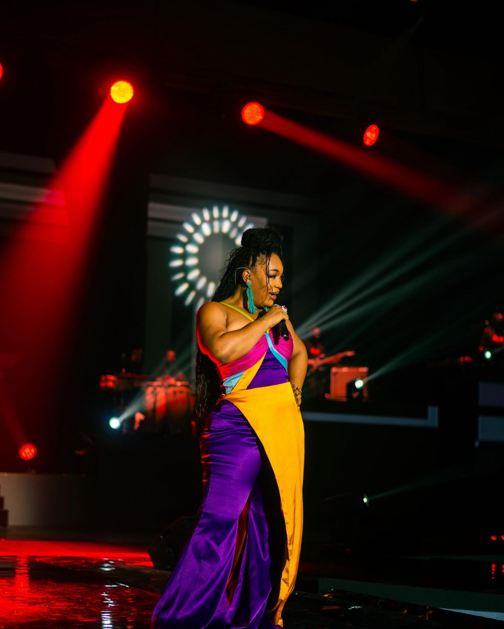 Josey sur la scène au Parc des expositions d'Abidjan le 14 août 2024 Josey sur la scène au Parc des expositions d'Abidjan le 14 août 2024