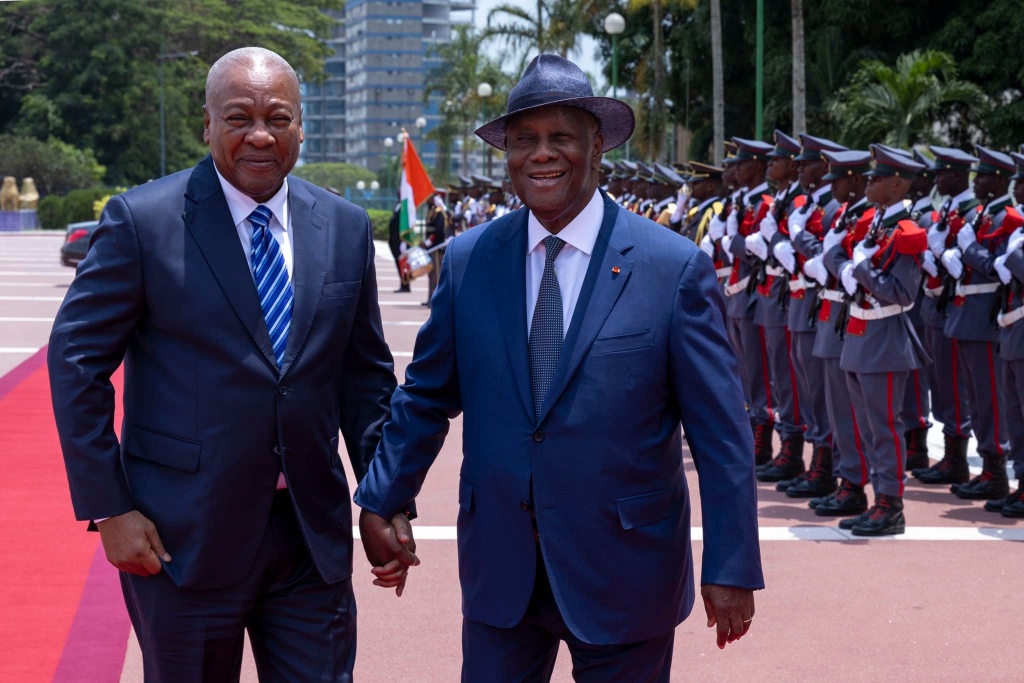 Poignée de main entre les Présidents Ouattara et Mahama Poignée de main entre les Présidents Ouattara et Mahama