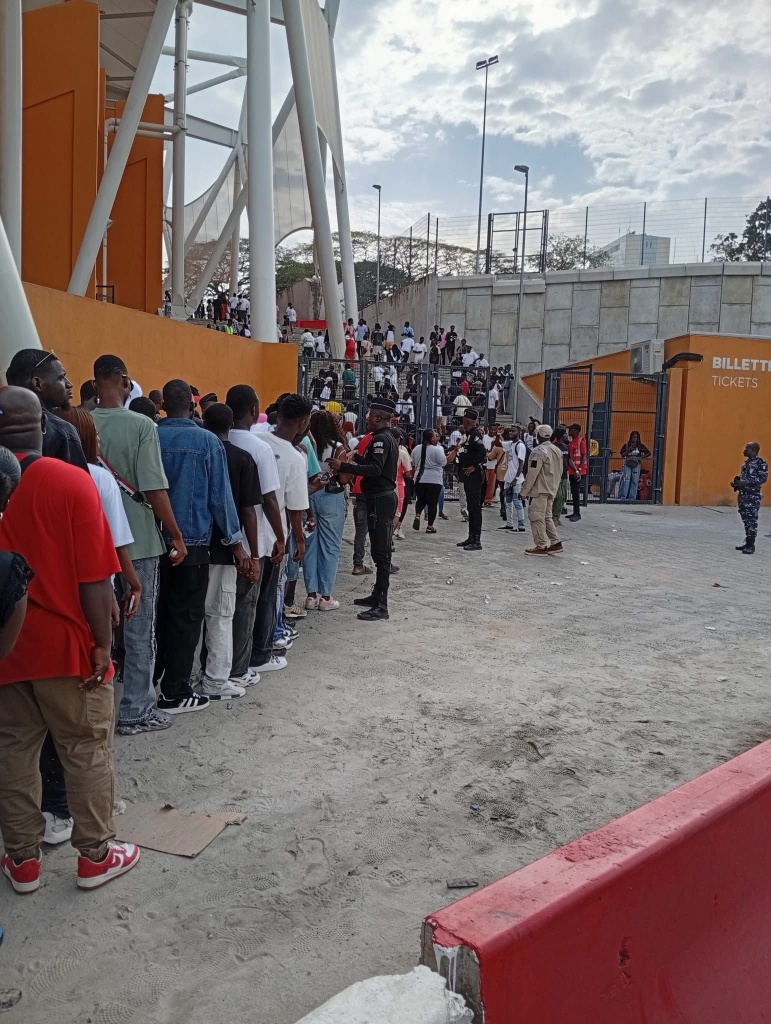 Files d'attente interminables aux abords du stade Houphouët-Boigny pour le concert de Didi B