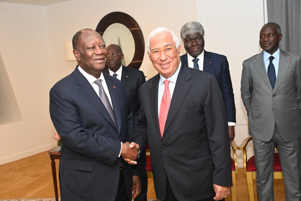 Poignée de main entre António Costa et le Président Ouattara Poignée de main entre António Costa et le Président Ouattara