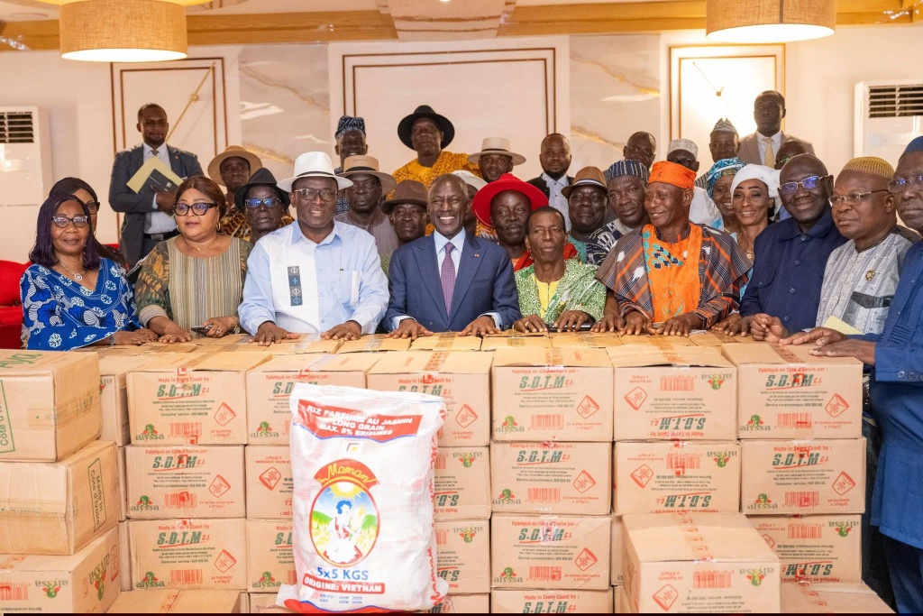 Des kits alimentaires du président Ouattara à Yopougon Des kits alimentaires du président Ouattara à Yopougon