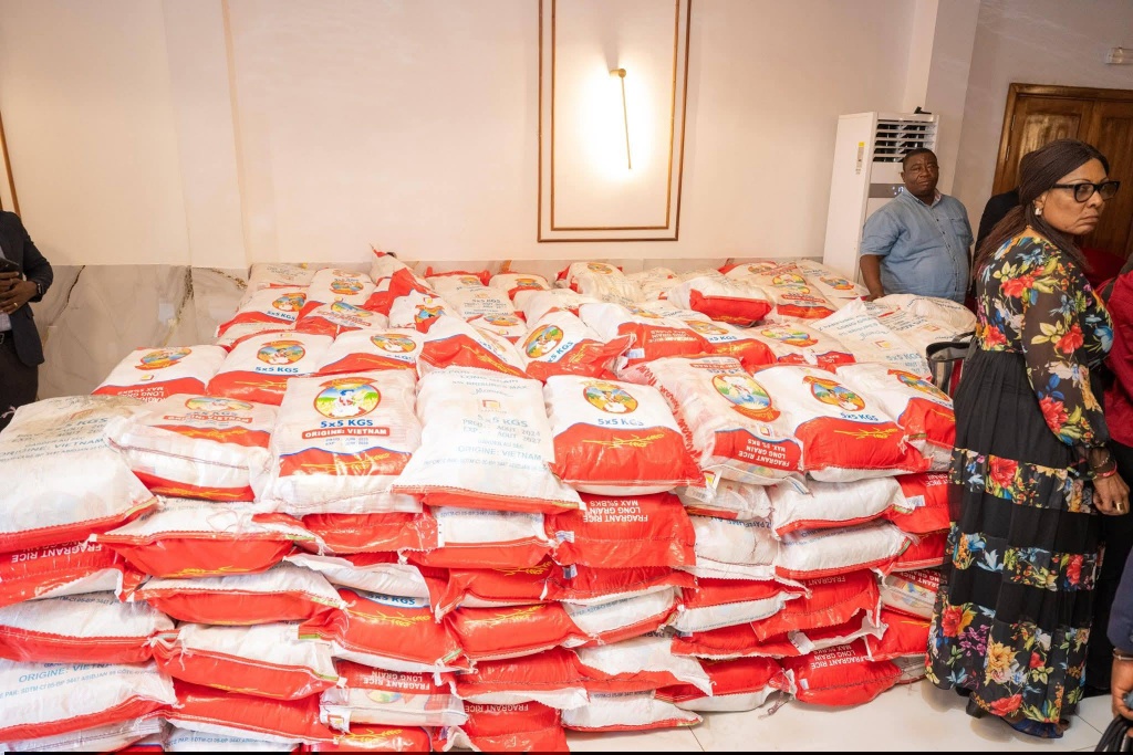 Ouattara offre des vivres aux familles de Yopougon