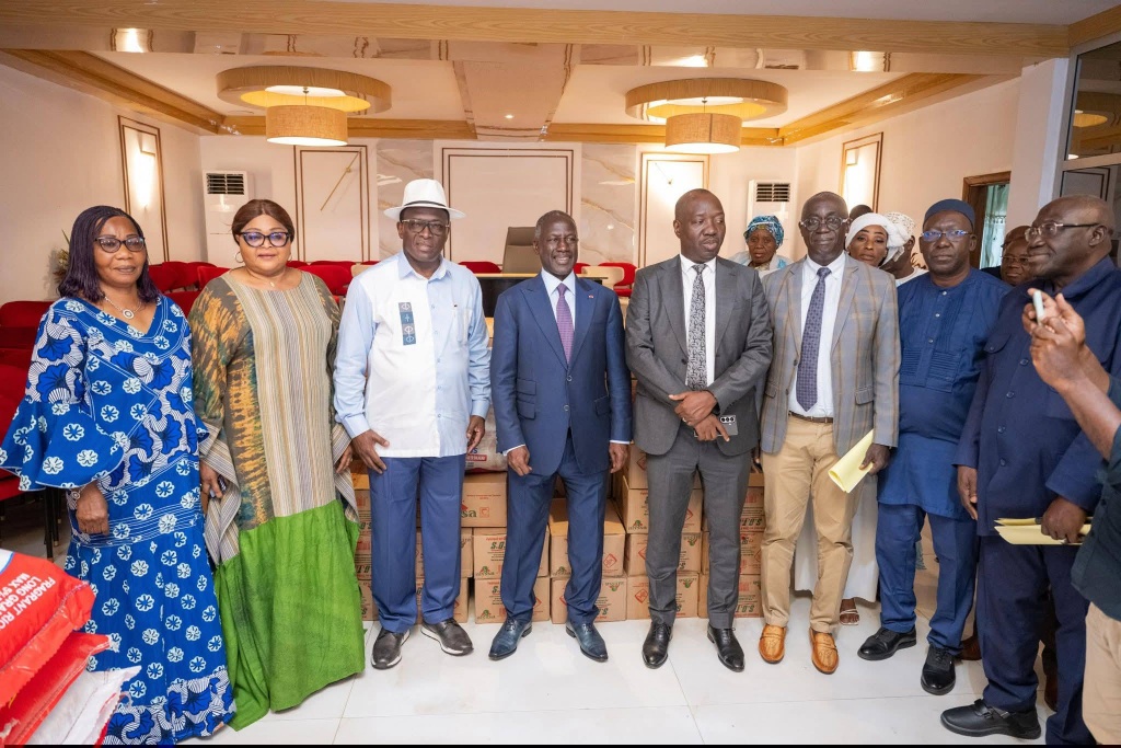 Ouattara offre des vivres aux familles de Yopougon