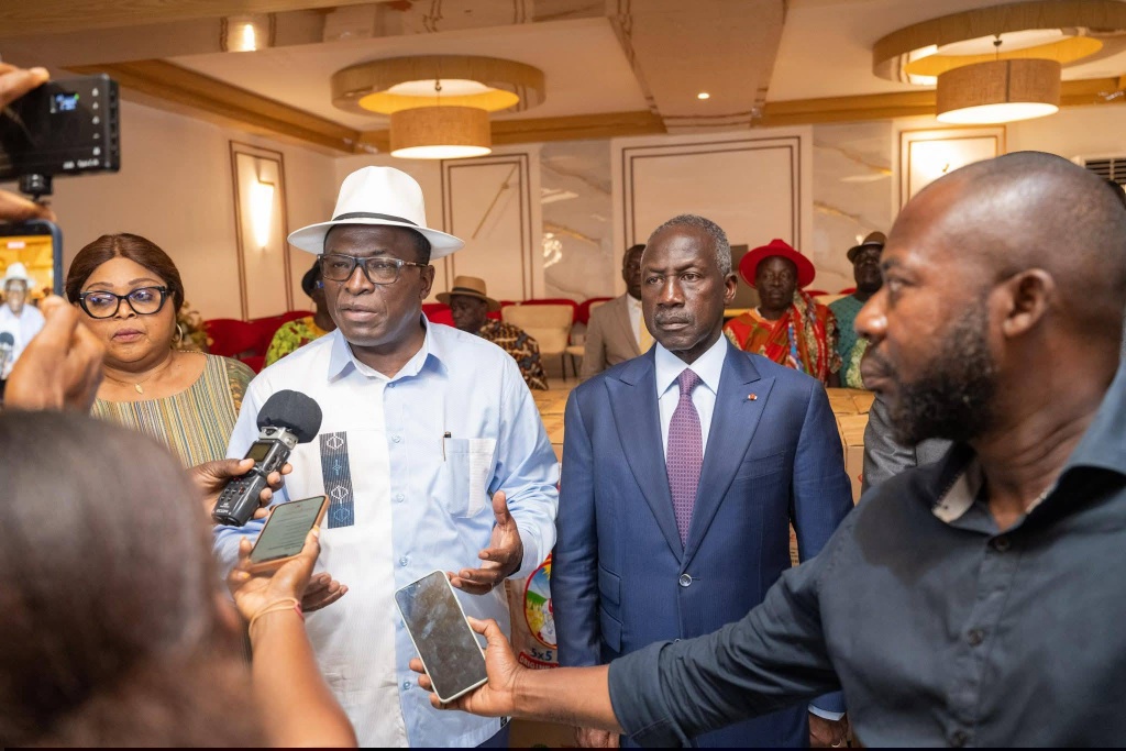  Danho Paulin et Bictogo à la remise des kits alimentaires de Ouattara à Yopougon